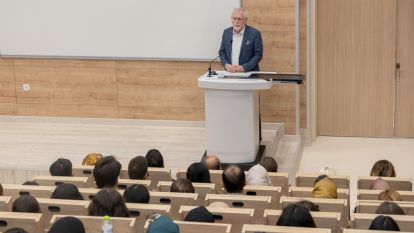 İLK  DERS REKTÖR ALİŞARLI'DAN