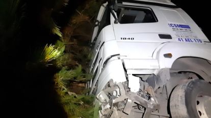 TIR, UÇURUMDA ASKIDA KALDI