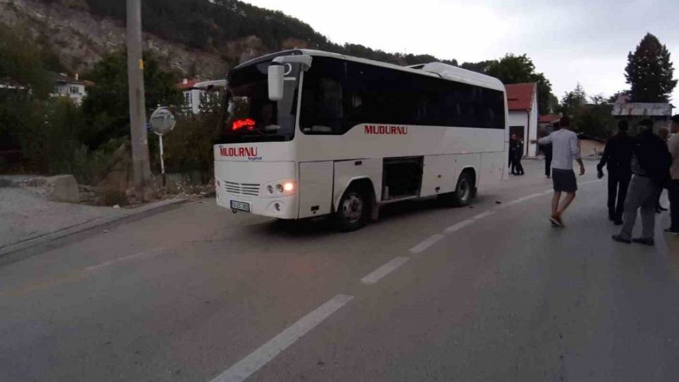 MOTOSİKLETLİ YARALANDI