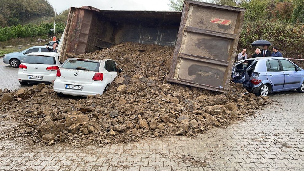 PARK HALİNDEKİ ARAÇLARIN ÜZERİNE DEVRİLDİ