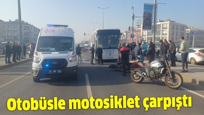 Otobüsle motosiklet çarpıştı