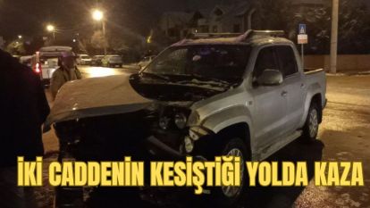 İki caddenin kesiştiği yolda kaza
