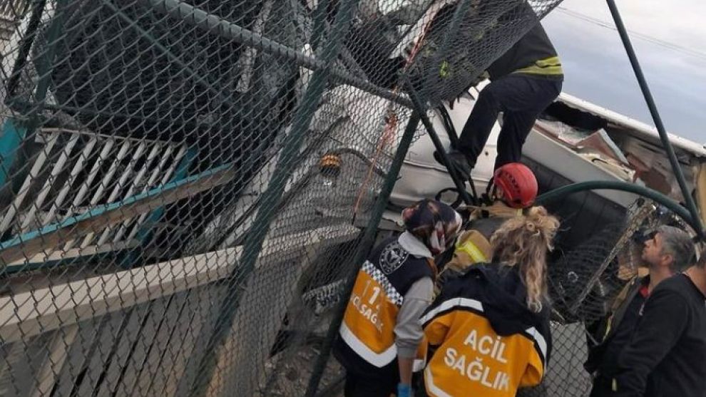 Dondurulmuş tavuk yüklü tır devrildi, sürücü 2 saatte kurtarıldı