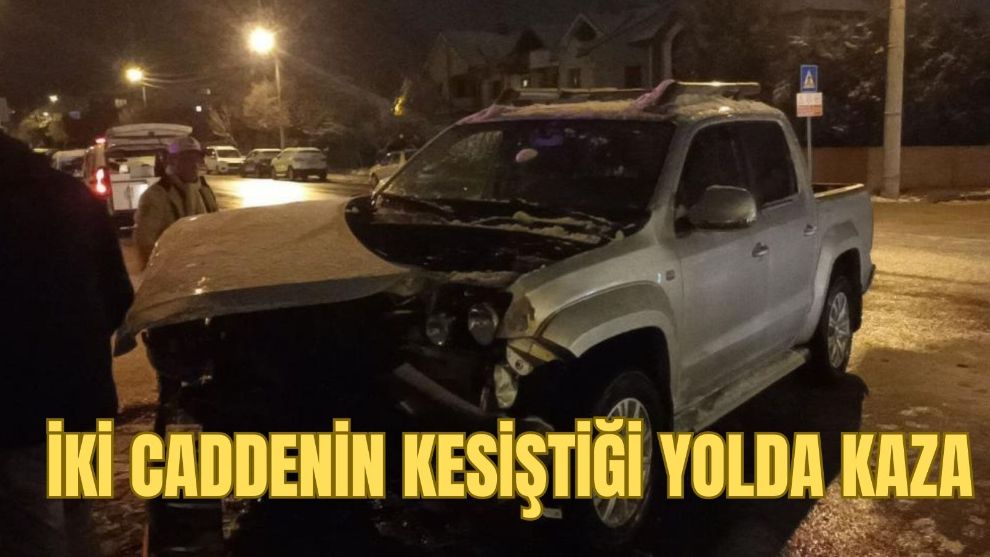 İki caddenin kesiştiği yolda kaza