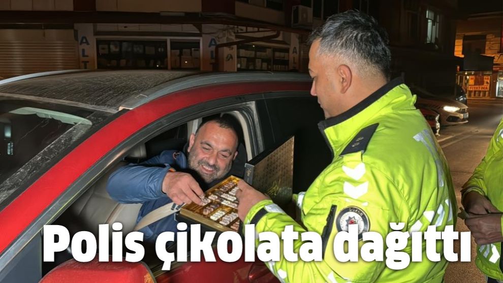 Polis çikolata dağıttı