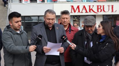 Muhalefet  Mecliste yaşananları, belediye önünde eleştirdi.
