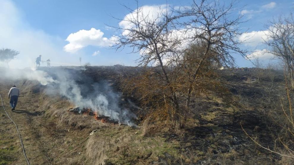 Mezarlıkta otlar alev alev yandı