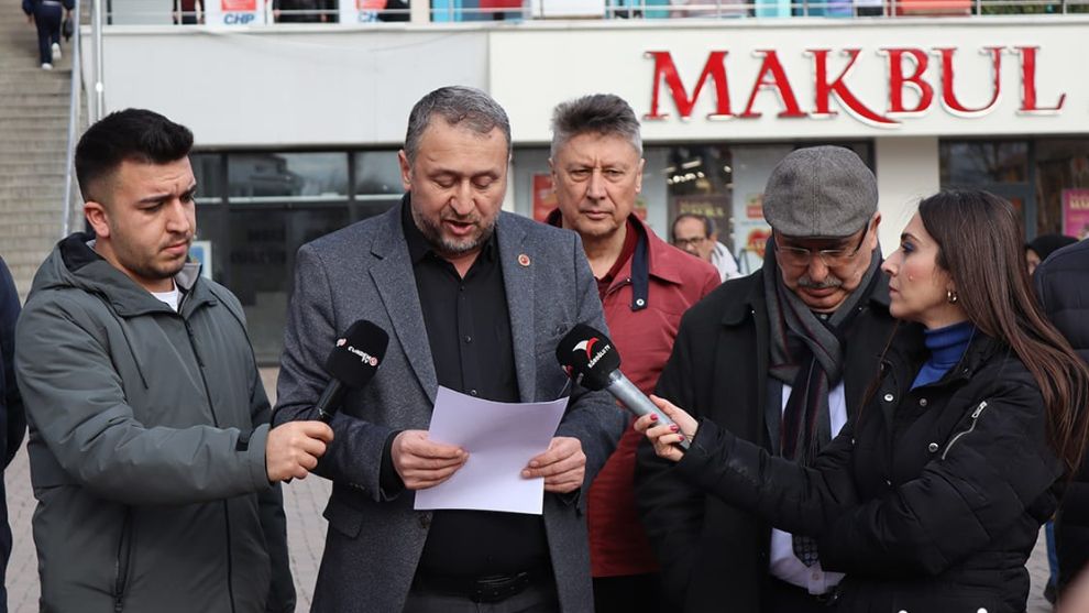 Muhalefet  Mecliste yaşananları, belediye önünde eleştirdi.