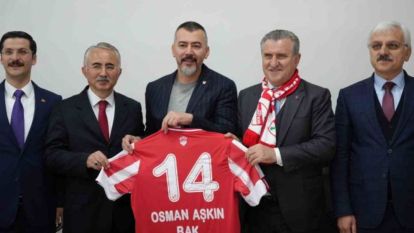 Bakan Osman Aşkın Bak'a  14 Numaralı Boluspor Forması hediye edildi.