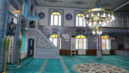Bir imam camide kendini asarak intihar etti