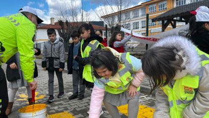 Minik öğrencilere trafik eğitimi aldı