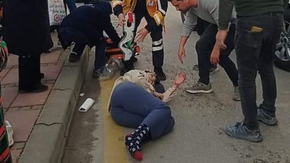 Yaya geçidinde bebek arabasına otomobil çarptı