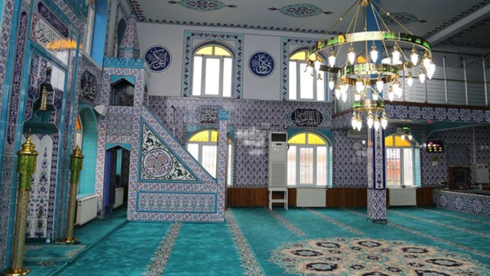 Bir imam camide kendini asarak intihar etti