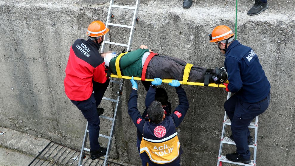 Bolu'da demir korkuluklar koptu, 2 öğrenci sulama kanalına düştü