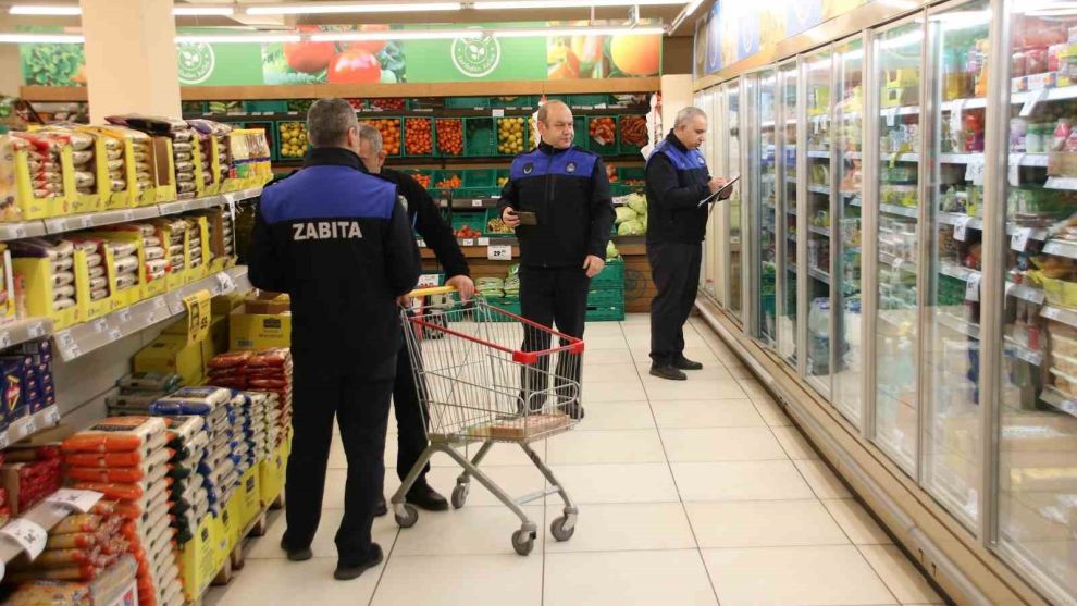 Derince'de marketler denetleniyor