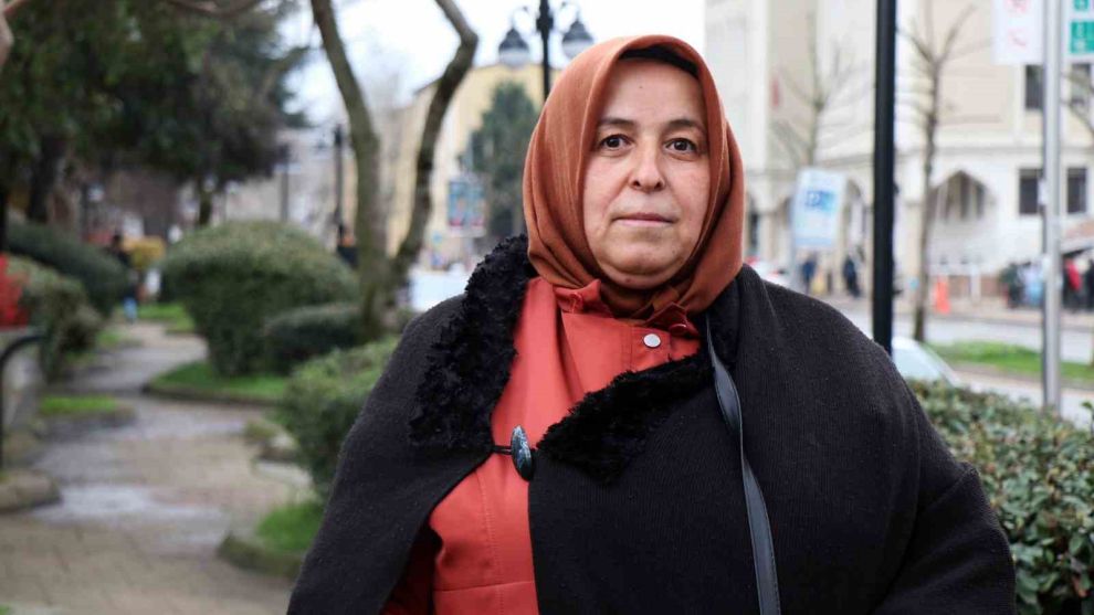 Eşini yeni kaybeden kadın, kendisini rahatsız eden adamı evire çevire dövdü