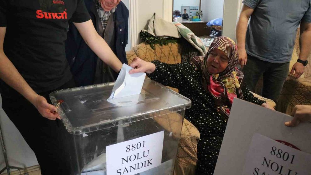 Evden çıkamayan engelli ve yaşlılar, seyyar sandık ile vatandaşlık görevini yerine getirdi