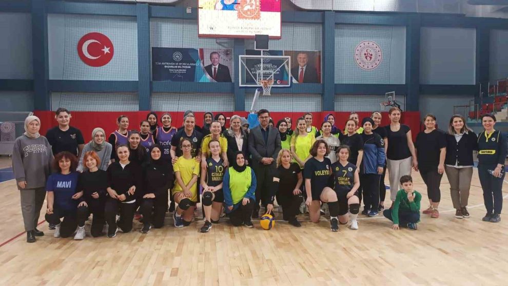 Kadınlar voleybolda kozlarını paylaştı