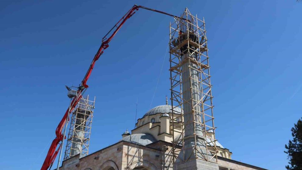 Minareler hızla yükseliyor