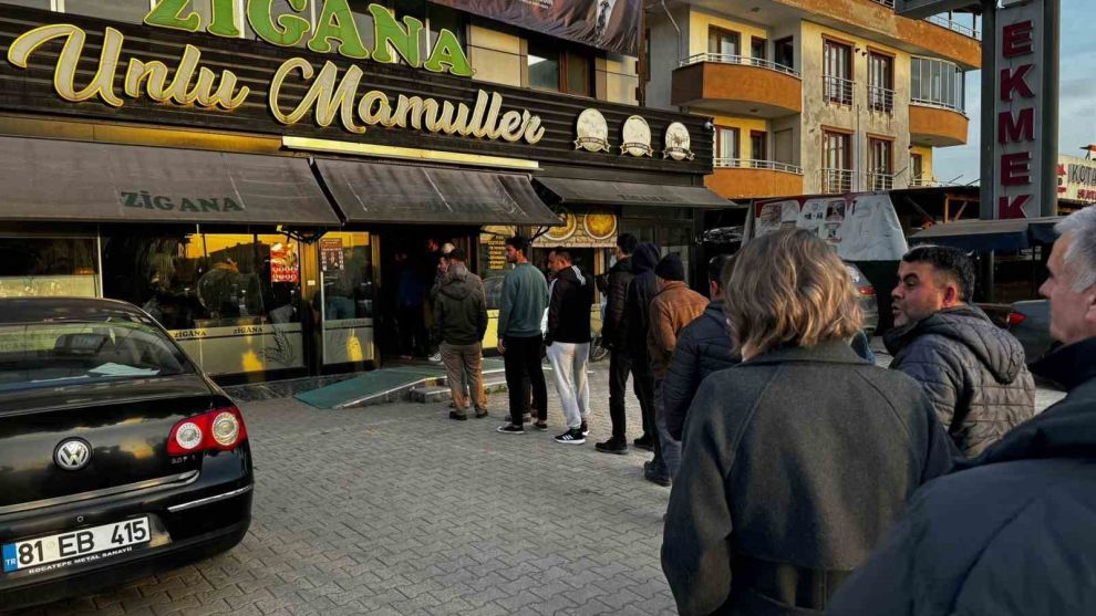 Ramazan’ın ilk gününde sıcak pide kuyruğu geleneği bozulmadı