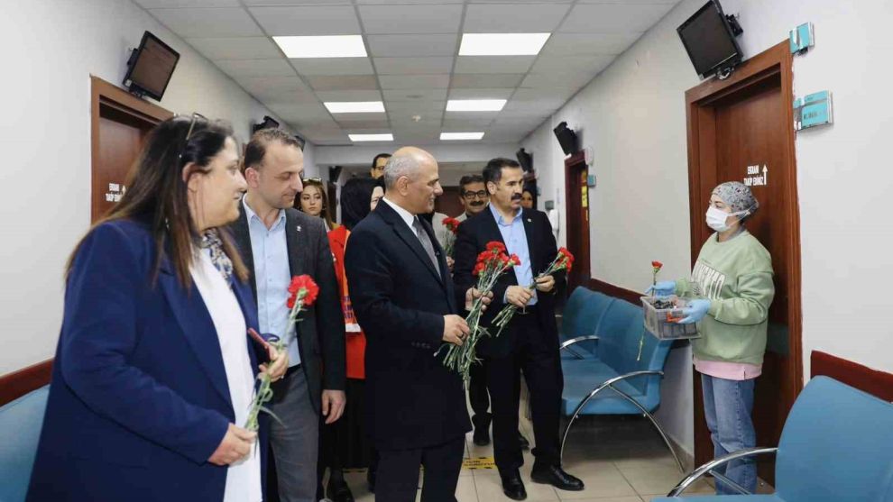 Sağlık çalışanlarına karanfil hediyesi