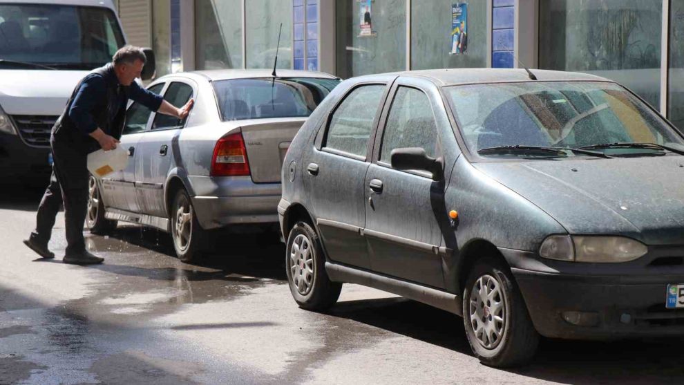 Sakarya’da araçlar çamurla kaplandı