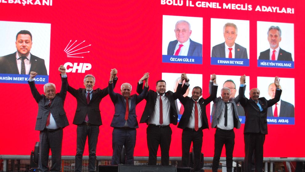 Karaçayır Spor Salonunda düzenlenen  CHP aday tanıtım toplantısı yoğun kalabalık vardı.