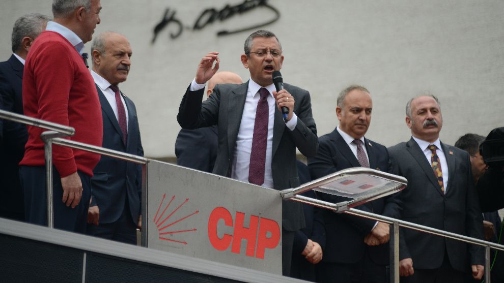 Özgür Özel: Türkiye'nin en büyük emekli korosu, Türkiye'nin en acıklı türküsünü çağırıyor
