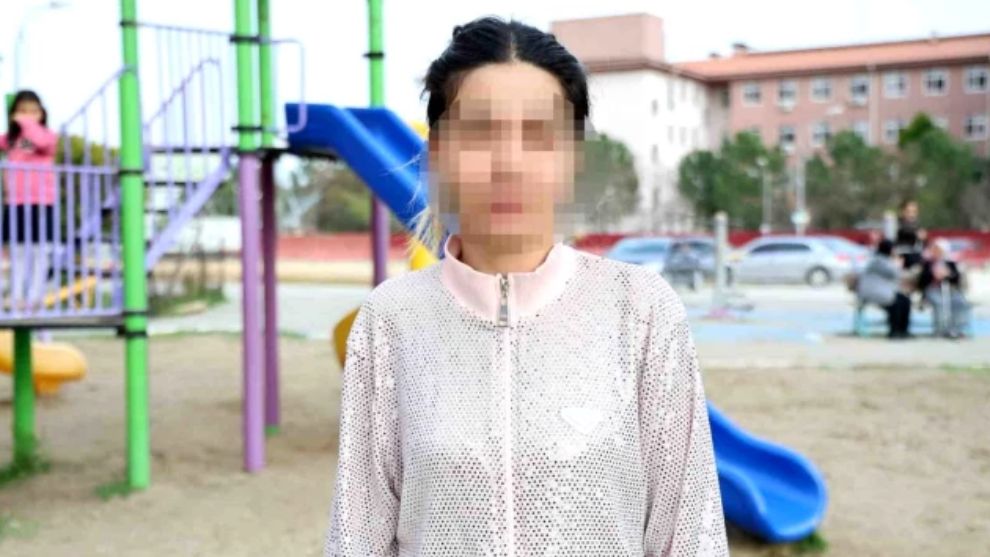 Parkta çocuğuyla ilgilenirken altınlarını çaldırdı