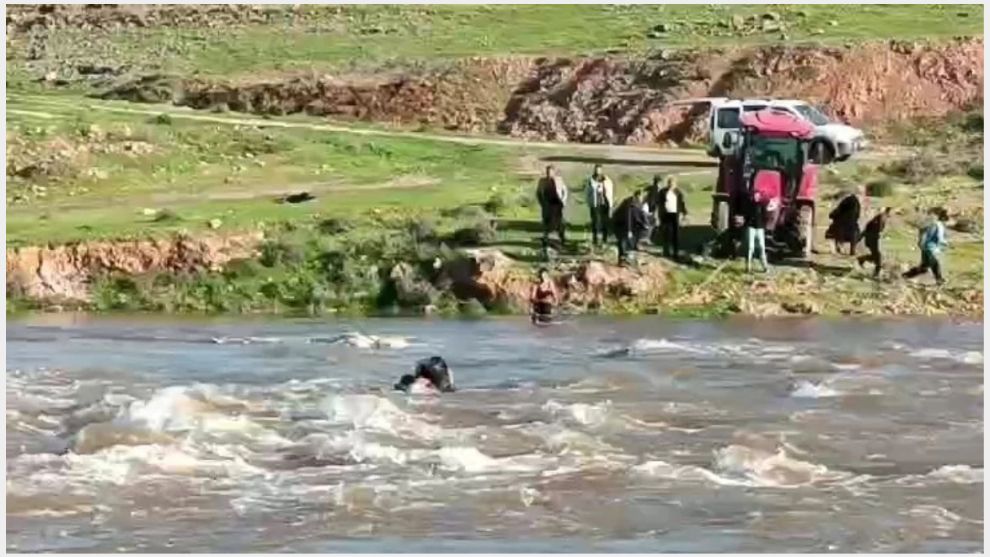 Şanlıurfa'da taşan dereye kapılan 3 kadın kurtarıldı, kayıp çocuk aranıyor