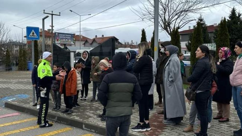 Trafik Polisi Öğrencilerin güvenliği için çalışıyor