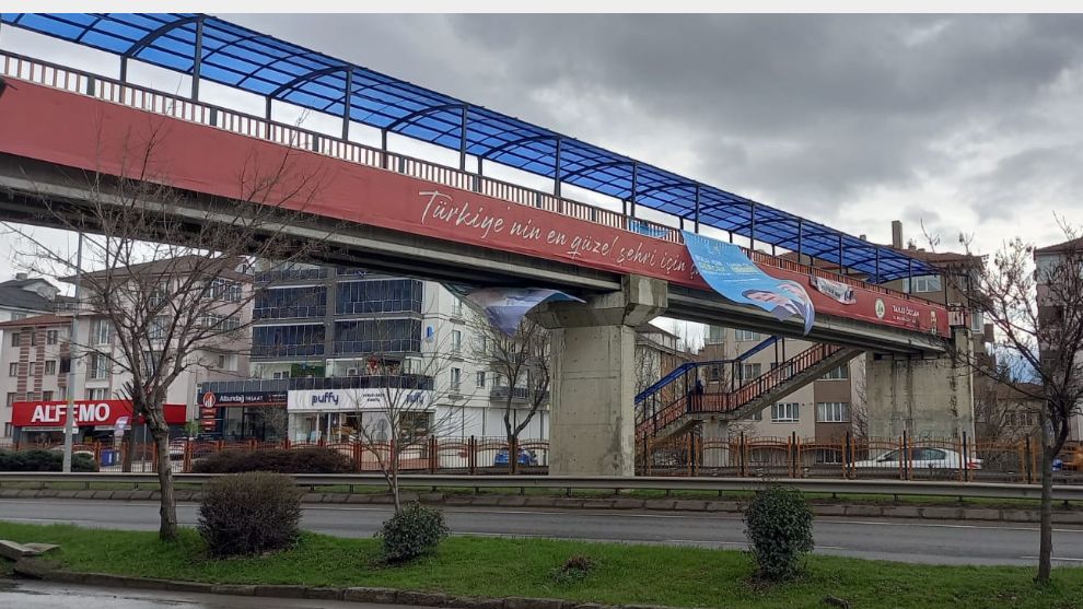 Valilik Siyasilere yazı gönderdi, bir yerde kaldırdılar, arkasından yine astılar