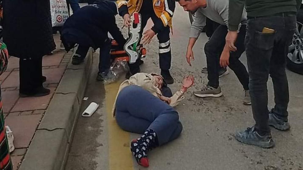 Yaya geçidinde bebek arabasına otomobil çarptı