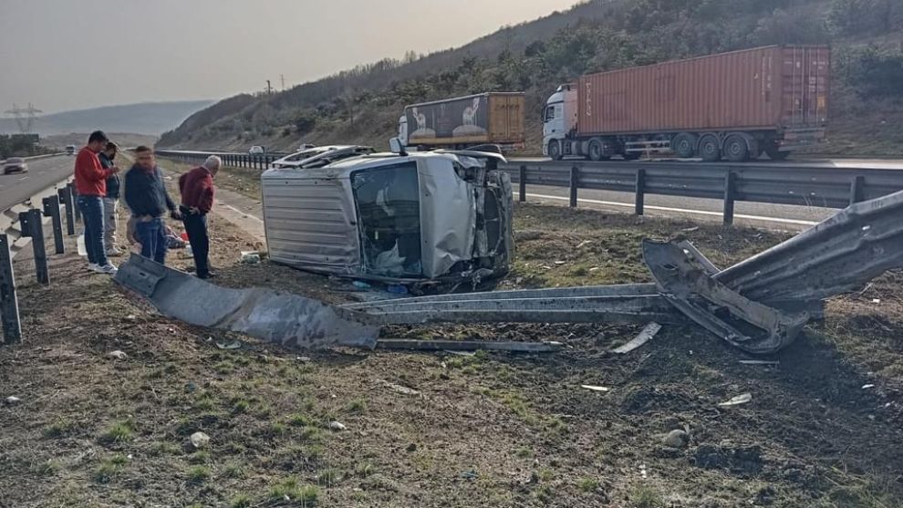YENİÇAĞA GİŞELERİNDE SIKIŞMALI TRAFİK KAZASI