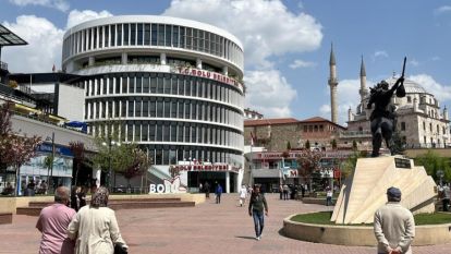 Arapça Tabelalar Kalktı, İngilizce Tabelalar Duruyor: “O Zaman İngilizce Tabelalar Da Kaldırılsın”