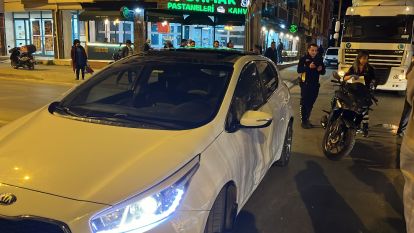 Dönel kavşakta motosiklet ile otomobil çarpıştı: 1 yaralı