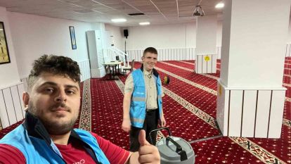 Gönüllü gençler yurt çevresini temizledi