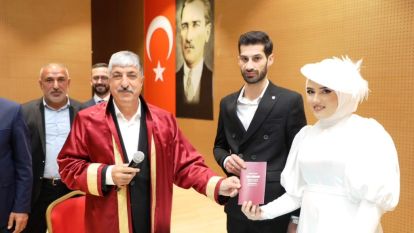 İlk nikahını kıydı, cüzdanı geline verdi
