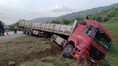 Kontrolden çıkan tır, şarampole yuvarlanmaktan son anda kurtuldu