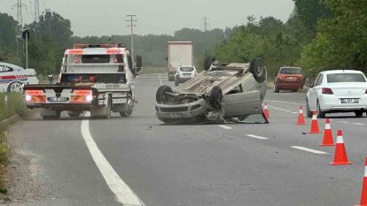 Sakarya'da ciple çarpışan otomobil takla attı: 1 yaralı