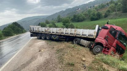 Mudurnu'da Yağışlı Havada Kıl Payı Kurtuluş: Tır Şarampole Uçmaktan Son Anda Kurtuldu
