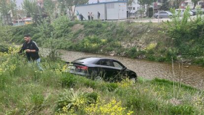 Yolunu kaybeden vatandaş gece su kanalına uçtu, sabah otomobilini kurtarmaya geldi
