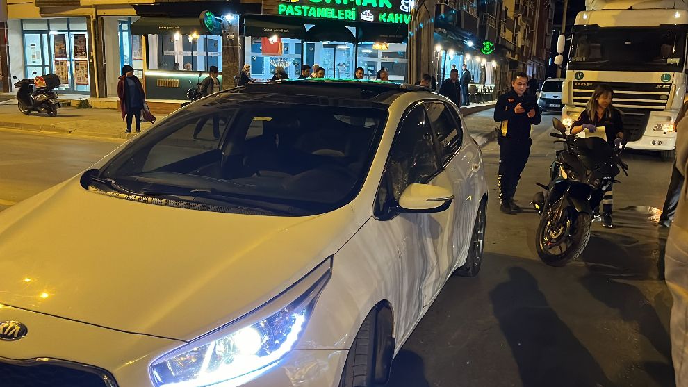 Dönel kavşakta motosiklet ile otomobil çarpıştı: 1 yaralı