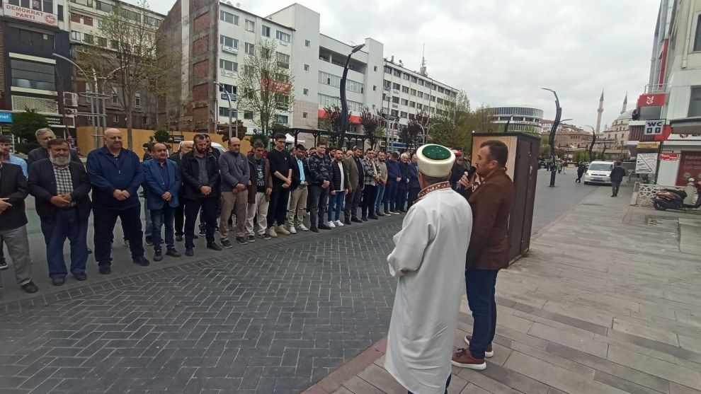 Gazze’de hayatını kaybedenler için gıyabi cenaze namazı kılındı !