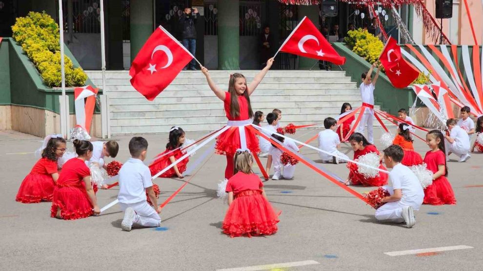 23 Nisa’da Gölcük renkli görüntüler sahne oldu