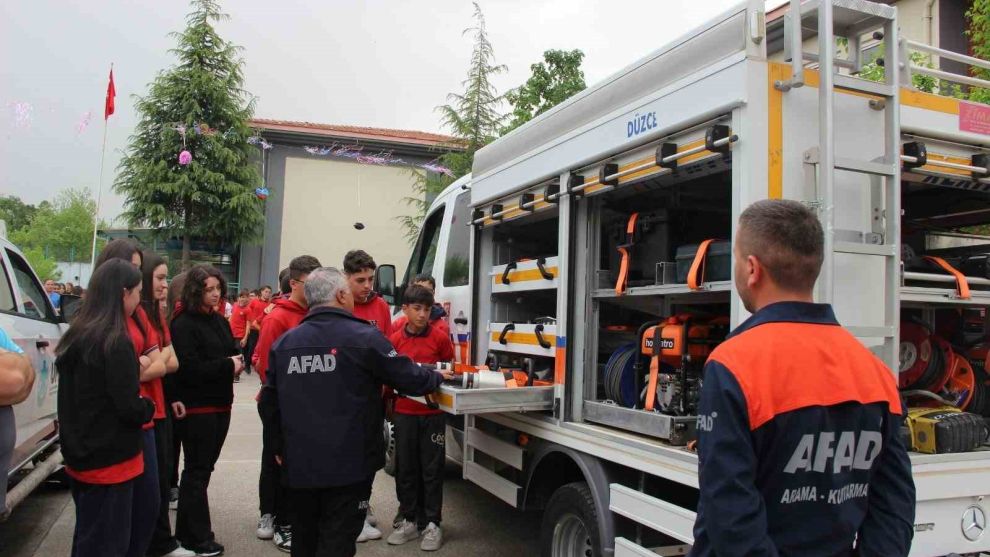 Afet durumunda sahada görev alan ekipleri tanıdılar