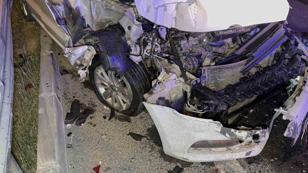 Anadolu Otoyolu’nda sahne sistemleri taşıyan pikapa otomobil çarptı: 2 yaralı