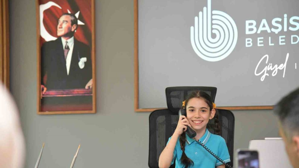 Başkan Özlü koltuğunu minik Semiha’ya devretti