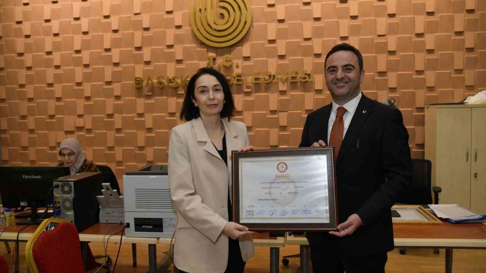 Başkan Özlü mazbatasını aldı: Daha güzel hizmetler ortaya koyacağız