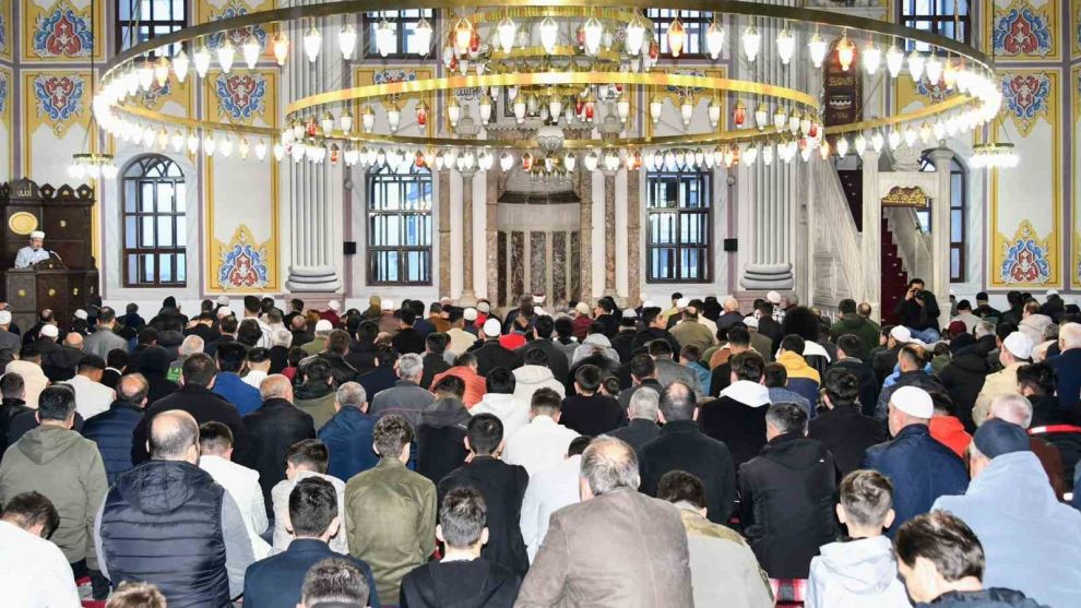 Bolu’da bayram namazında vatandaşlar camilere akın etti